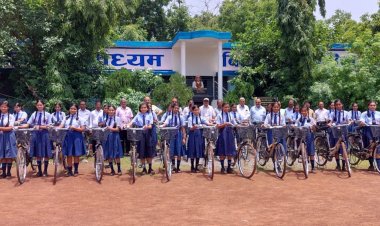 भरत देवांगन शासकीय उत्कृष्ट अंग्रेजी माध्यम विद्यालय खरोरा में आज सरस्वती साइकिल योजना के अंतर्गत नि:शुल्क। 31 छात्राओं को साइकिल वितरण किया गया