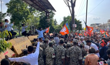 अमानक वर्मीकम्पोस्ट वितरण को लेकर भाजपा का प्रदर्शन, सैकड़ो किसानों ने बैरिकेड रौंदते हुए घेरा कलेक्ट्रेट