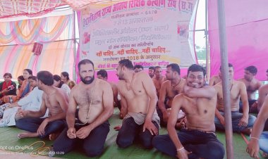 अर्ध नग्न होकर सरकार से वादा पूरा करने का गुहार