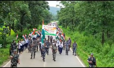 14 अगस्त को सीआरपीएफ बटालियन 153, 229 के अधिकारियों ने हर घर तिरंगा‘‘ अभियान तहत ग्रामीण व बच्चों को दिया तिरंगा झंडा