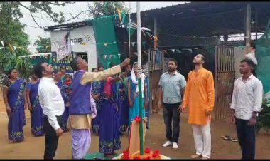 कचरा संग्रह करने वाली महिला समूहों के SRLM सेंटर में जाकर उनके बीच मे झंडा फहराया