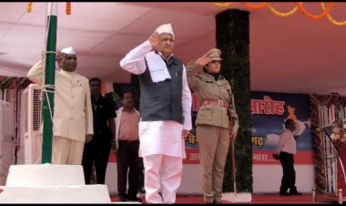 जिला मुख्यालय में  शिक्षा एवं पंचायत मंत्री ने  किया ध्वजारोहण