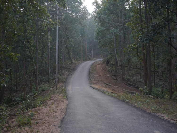 *छत्तीसगढ़ के उत्तरी छोर के आखिरी गांव पुंदाग में आजादी के 75 साल बाद बन रही सड़क*