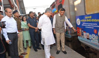 *छत्तीसगढ़ संपर्क क्रांति एक्सप्रेस को जनऔषधि की ब्रांडिंग के लिए चुना गया*