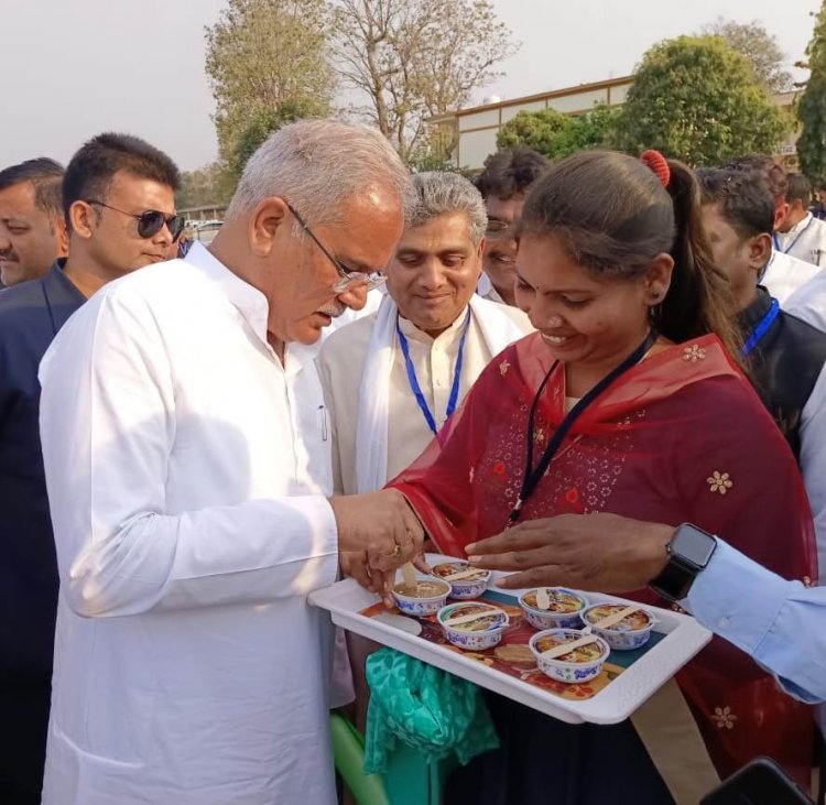 *मुख्यमंत्री श्री बघेल ने तेन्दू से बने आइसक्रीम को चखकर  स्वाद की सराहना की*