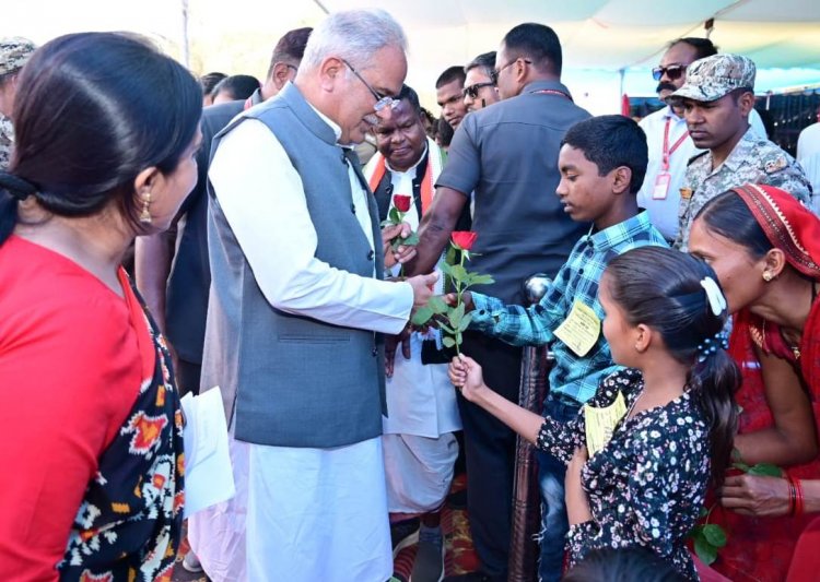 *दिव्यांगों को मिला व्हीलचेयर और ट्राई साइकिल, मेधावी छात्र-छात्राओं को मिली सम्मान राशि*