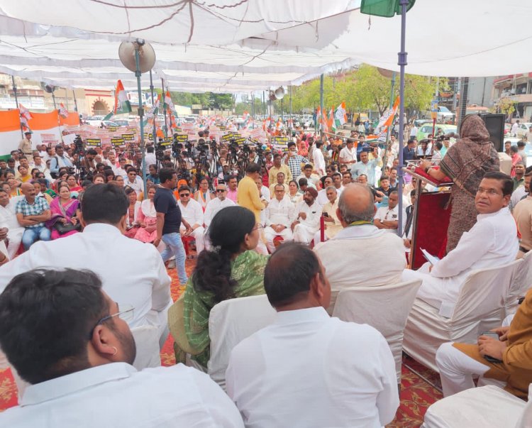 *मोदी सरकार के खिलाफ कांग्रेस का धरना*