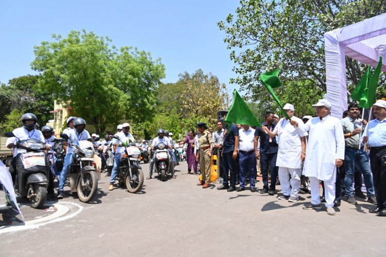 *मुख्यमंत्री ने हरी झंडी दिखाकर सर्वेक्षण प्रगणक दलों को किया रवाना*