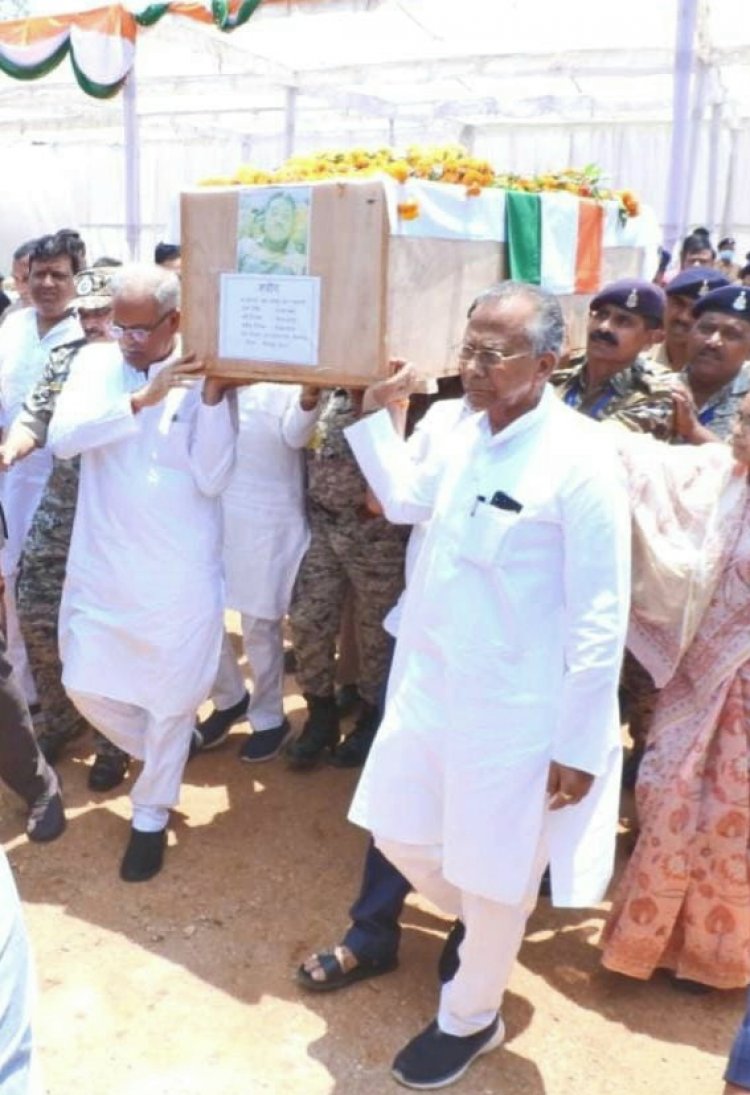 *मुख्यमंत्री श्री बघेल ने शहीद जवानों के परिजनों से भेंटकर शोक संवेदना प्रकट की और ढांढस बंधाया*