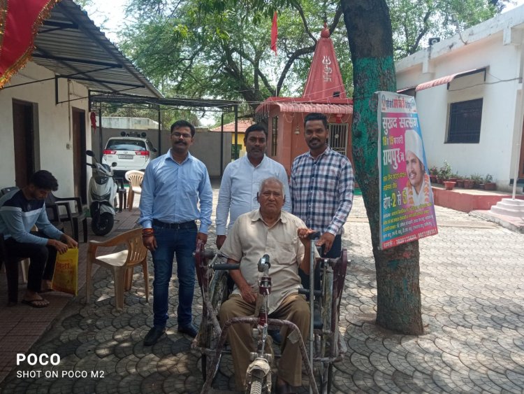 *पश्चिम विधायक विकास उपाध्याय ने दिव्यांग व्यक्ति कुमार सिंग साहू को प्रदत की ट्राई साईकिल*