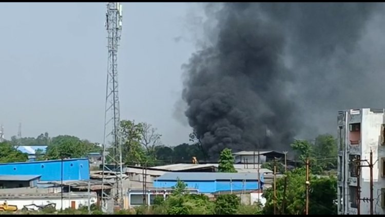 कोरबा कार्बन पेस्ट करने वाली कंपनी  के एक फैक्ट्री में आग लगने से अफरा तफरी मच गई 