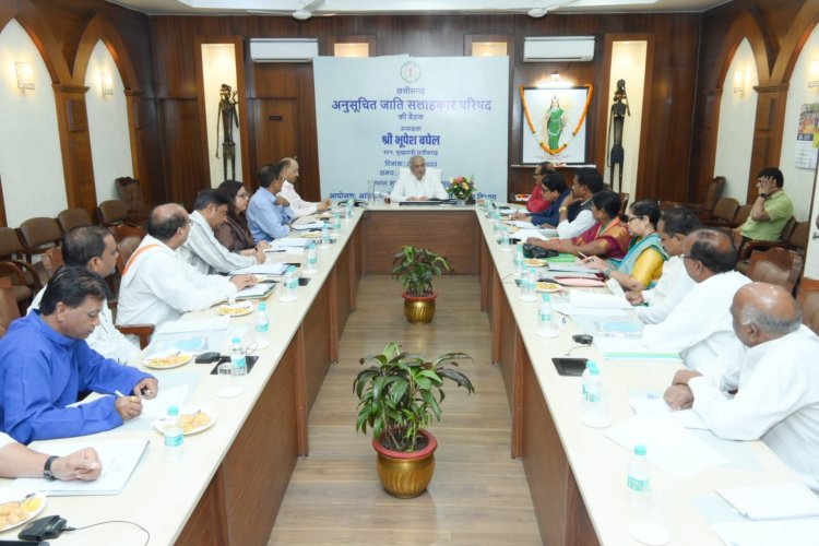 मुख्यमंत्री भूपेश बघेल की अध्यक्षता में आज यहां उनके निवास कार्यालय में अनुसूचित जाति सलाहकार परिषद् की प्रथम बैठक शुरू
