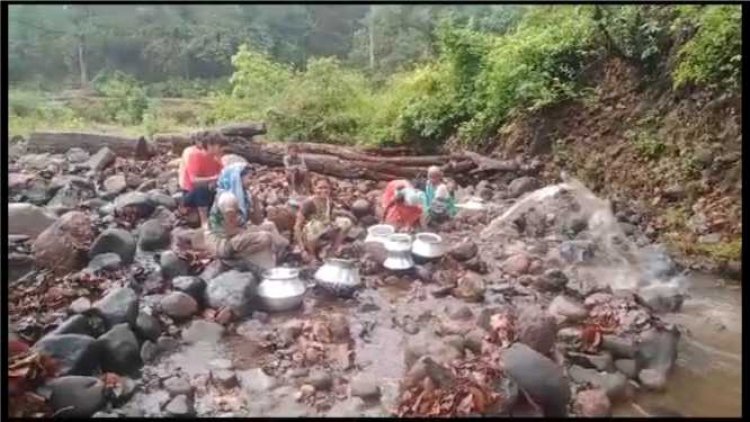 शासन प्रशासन की उदासीनता के चलते  नदी नाले का पानी पीने को मजबूर ग्रामीण