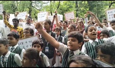 होली क्रॉस स्कूल की मनमानी,परिजनों ने की कलेक्टर से शिकायत