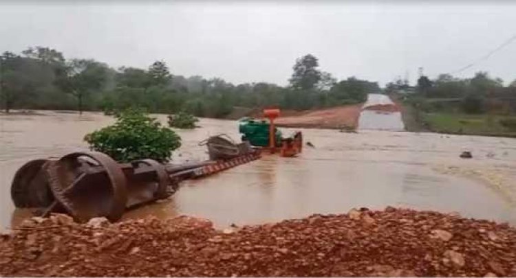 जशपुर जिले के पत्थलगांव इलाके में देर रात हुई झमाझम बारिश के कारण जनजीवन अस्त व्यस्त हो गया