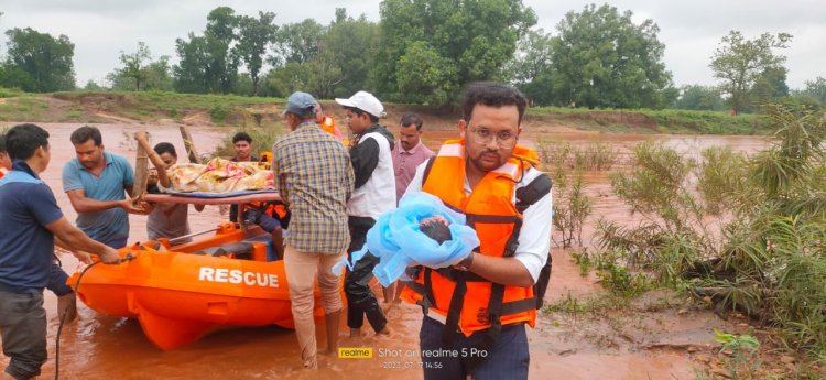  गर्भवती महिलाएं वह परिजन का उफनती नदी में सफल रेस्क्यू