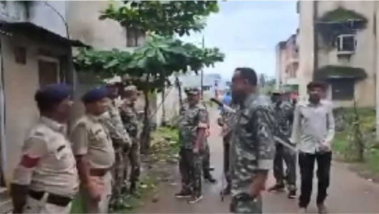 दुर्ग  के मोहन नगर थाना क्षेत्र स्थित बांबे आवास में रविवार तड़के 4 बजे दुर्ग पुलिस की टीम दबिश देने पहुंची