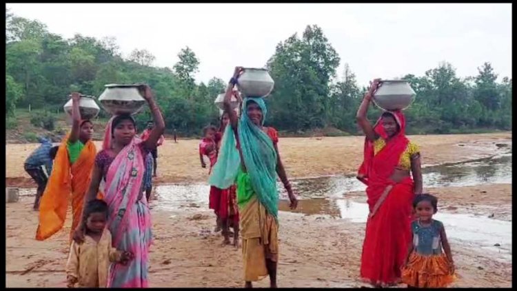 बलरामपुर जिले में आज भी कुछ इलाके ऐसे है जहाँ ग्रामीण नदी नालों का पानी पीने के लिए मजबूर है