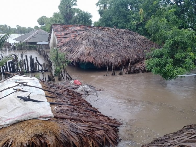 तालपेरू धर्मारम विकास खण्ड उसूर बाढ़ से जल मग्न