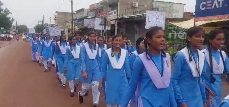 भरत देवांगन शासकीय उत्कृष्ट हिंदी माध्यम विद्यालय खरोरा में मतदाता जागरूकता अभियान के तहत जागरूकता रैली   निकाली गई*