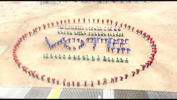 मानव श्रृंखला बनाकर विद्यार्थियों ने दिया मतदाता जागरूकता का संदेश।
