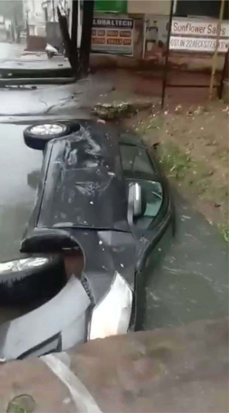 आज तडके के सुबह कर्बला भारतीय जनता पार्टी कार्यालय लैंड मार्क के पास एक गाड़ी अचानक फिसल कर पलट गई