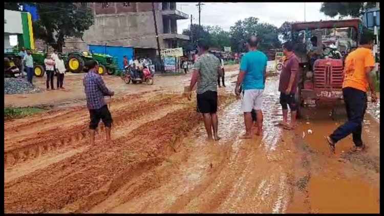 बलरामपुर जिला मुख्यालय से होकर गुजरने वाली एनएच 343 में आज भाजपा के कार्यकर्ताओं ने धान की रोपाई कर दी