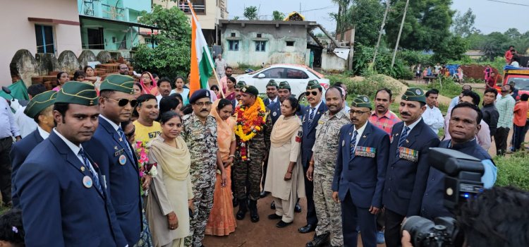  भारतीय थल सेना के डोगरा रेजीमेंट से 20 वर्ष की सेवा करने के पश्चात सेवानिवृत्त होकर घर लौटने पर गर्म जोशी से स्वागत किया गया