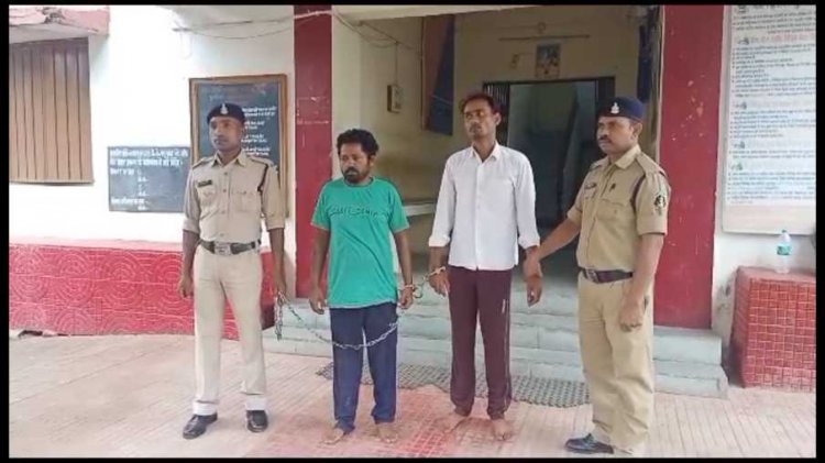 बलरामपुर जिले के रामानुजगंज थाना क्षेत्र अंतर्गत हुए नाबालिग के साथ सामूहिक दुष्कर्म के मामले में पुलिस अभिरक्षा से फरार हुए दो आरोपियों को पुलिस ने गिरफ्तार कर न्यायिक रिमांड पर जेल भेज दिया  है