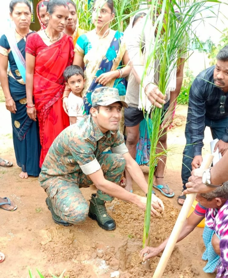  कोण्डागांव पुलिस अधीक्षक  येदुवेल्ली अक्षय कुमार पोदला उरस्कना वृक्षारोपण समापन कार्यक्रम में उपस्थित रहे