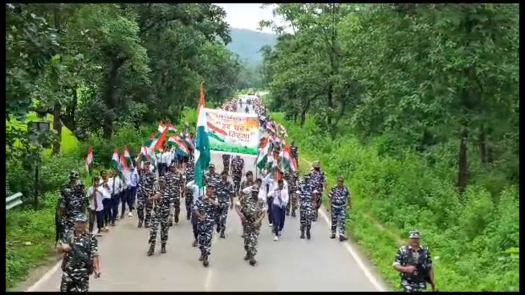 14 अगस्त को सीआरपीएफ बटालियन 153, 229 के अधिकारियों ने हर घर तिरंगा‘‘ अभियान तहत ग्रामीण व बच्चों को दिया तिरंगा झंडा