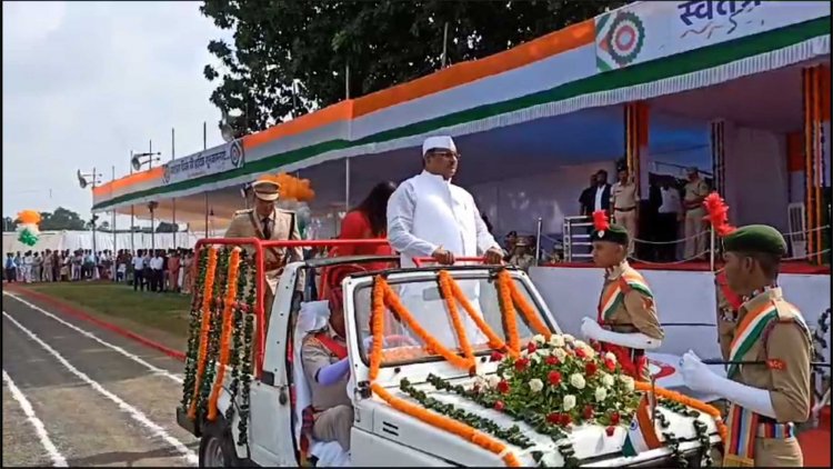  गौरेला पेंड्रा मरवाही जिले में राजस्व मंत्री जयसिंह अग्रवाल ने गुरुकुल मैदान में किया ध्वजारोहण